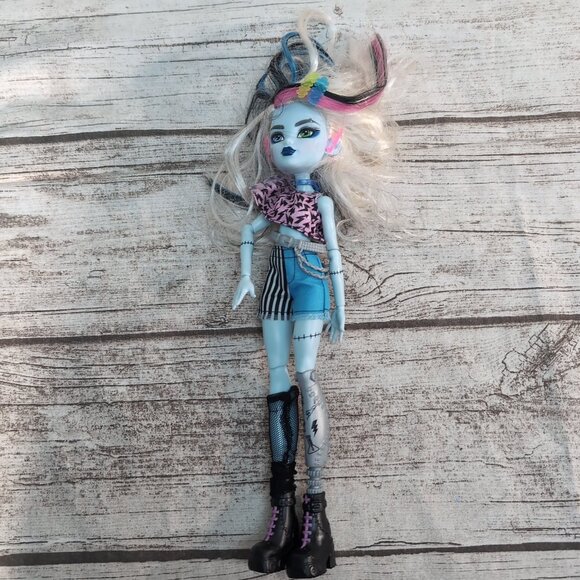 Mattel Monster High Doll Lot – Clawdeen, Twyla, Venus & Frankie – 5 Dolls - Picture 11 of 13